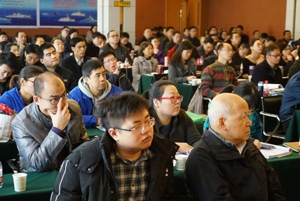 與會代表認(rèn)真聆聽報(bào)告