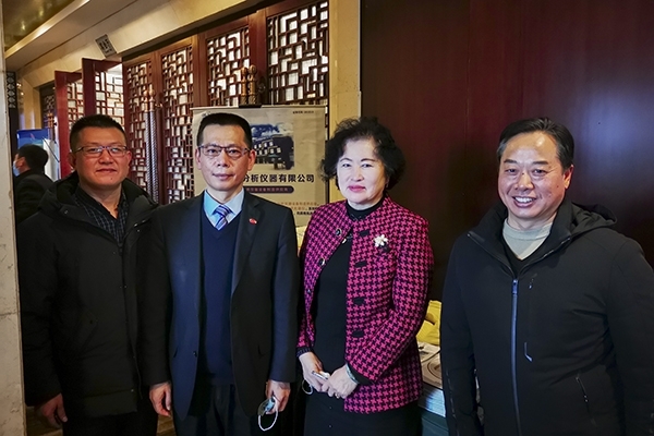 中國鑄造協(xié)會秘書長張志勇，天津鑄鍛行業(yè)協(xié)會秘書長王繼英蒞臨創(chuàng)想儀器展位前參觀指導(dǎo)